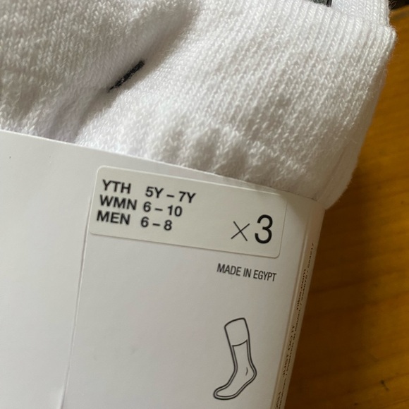 Nike Everyday White Crew Socks with Black Swoosh NWT women’s size 6-10 3 pairs - Picture 2 of 4